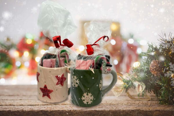 tazas navideñas de té y chocolate